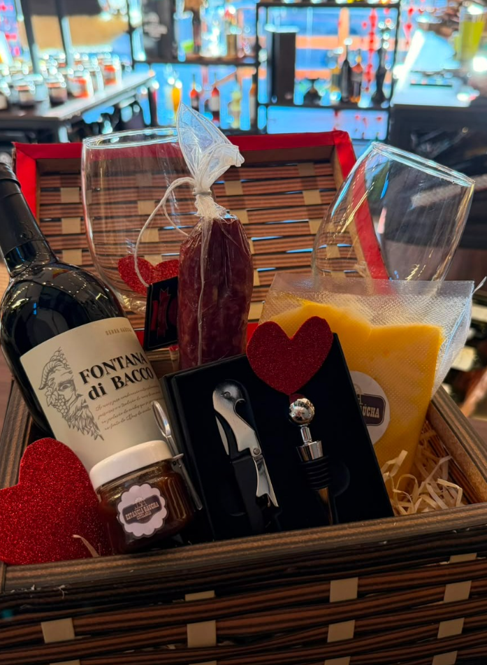 Kit cesta com vinho, salame, queijo e acessórios
