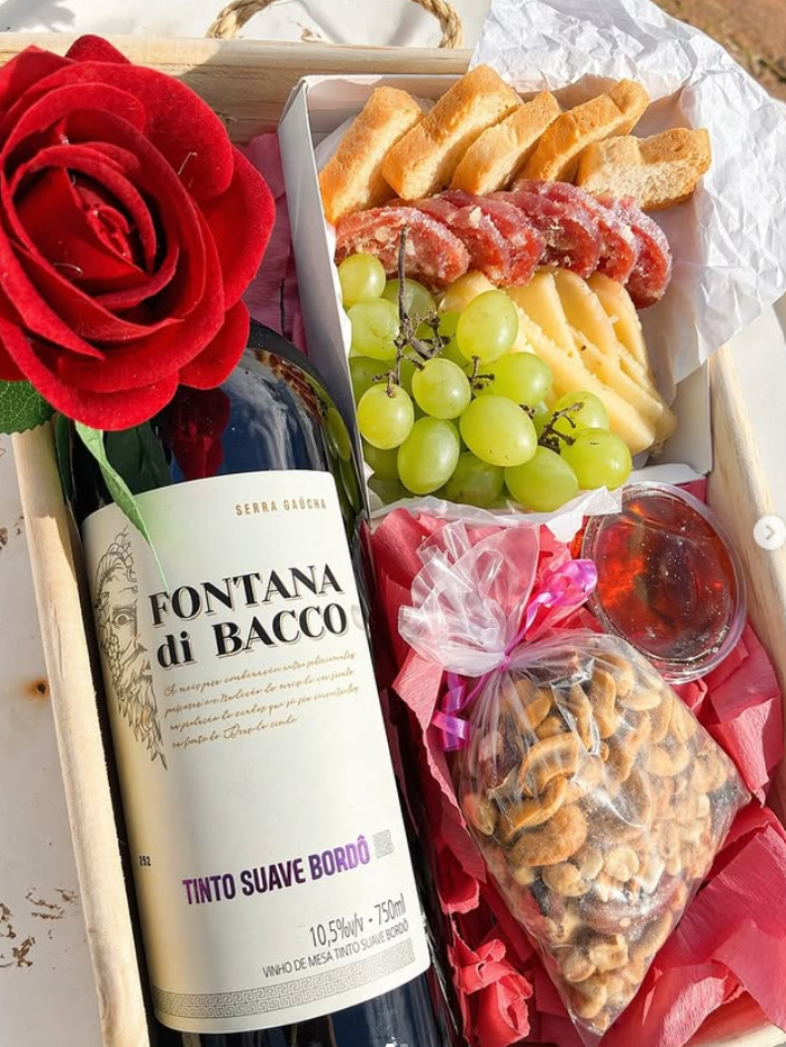 Kit de madeira com vinho Serra Gaúcha, frios e uvas