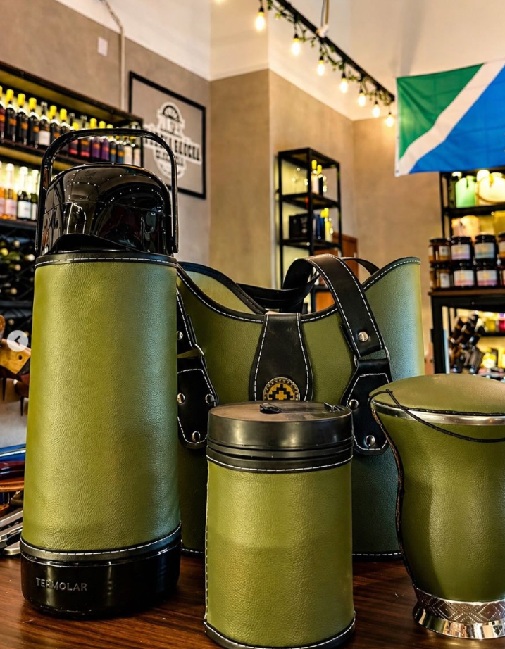 Kit chimarrão gaúcho com cuia e bolsa de couro verde
